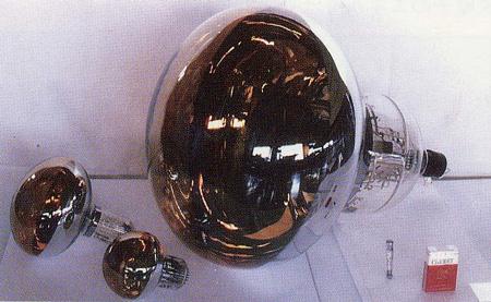 開発された直径50センチの光検出器。左隣の2つの光検出器は当時一般的に使われていた。(提供:東京大学宇宙線研究所)