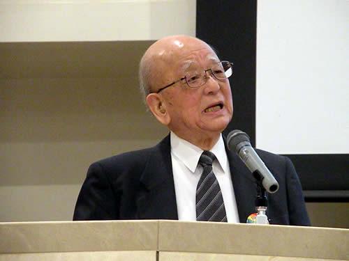 講演する鈴木 章 氏・北海道大学 名誉教授