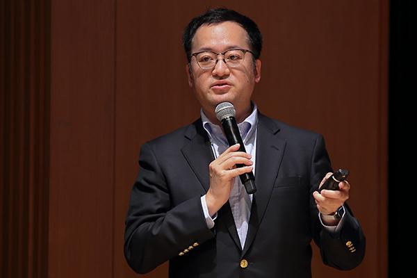 人間拡張のためのテクノロジーという視点で話す稲見昌彦さん