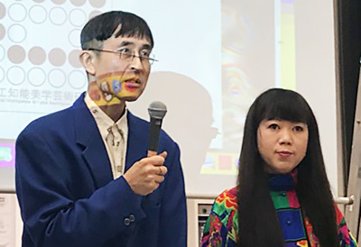 冒頭挨拶する中ザワヒデキ・AI美芸研代表(左)と草刈ミカ・同企画制作
