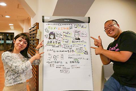 カフェ終了後ギジログの前で記念撮影。上野さん(左)とはたなかさん(右)
