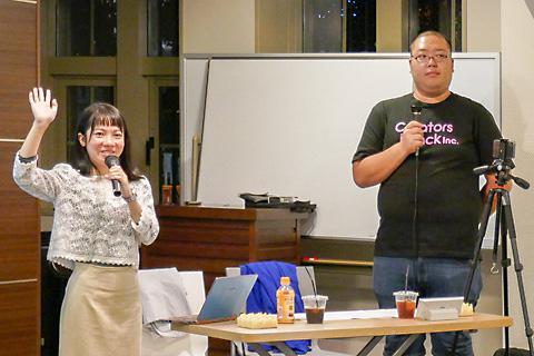 創作物のうち何に特に興味があるかを聞く上野さん(左)とはたなかさん(右)。漫画、アニメに多くの手が挙がった