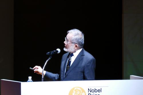 写真2 基調講演する大隅良典氏