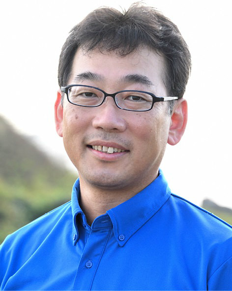 岸本誠司さん(きしもと・せいじ)
鳥海山・飛島ジオパーク推進協議会・主任研究員。兵庫県出身。専門は環境民俗学。2005年、東北芸術工科大学東北文化研究センターに赴任。環境民俗学の視点から飛島の文化継承活動を続け、2015年より現職。