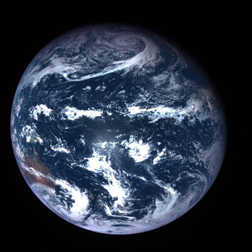 「ただいま、そして、さよなら!」はやぶさ2が撮影した地球=6日午前8時50分(JAXA、東京大など提供)