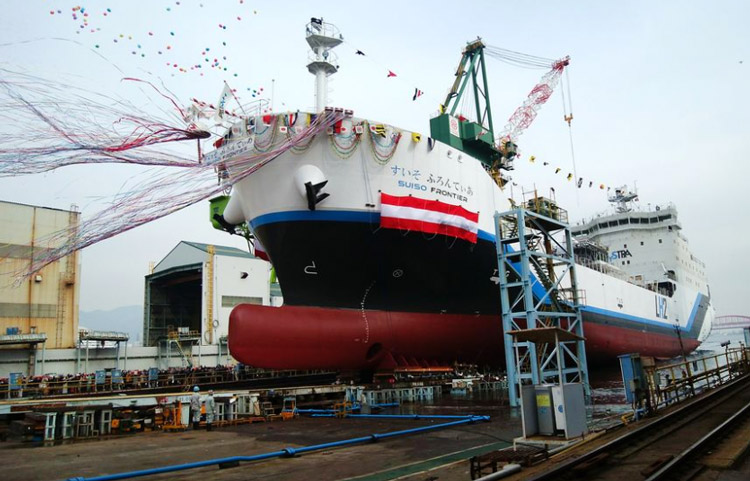 川崎重工業が製造した世界初の液化水素運搬船「すいそ ふろんてぃあ」の進水式(2019年12月11日)(資源エネルギー庁提供)