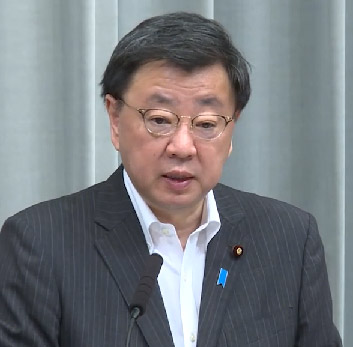 新型コロナウイルス感染症が感染法上の5類に移行した8日午前記者会見する松野博一官房長官(首相官邸/内閣広報室提供)