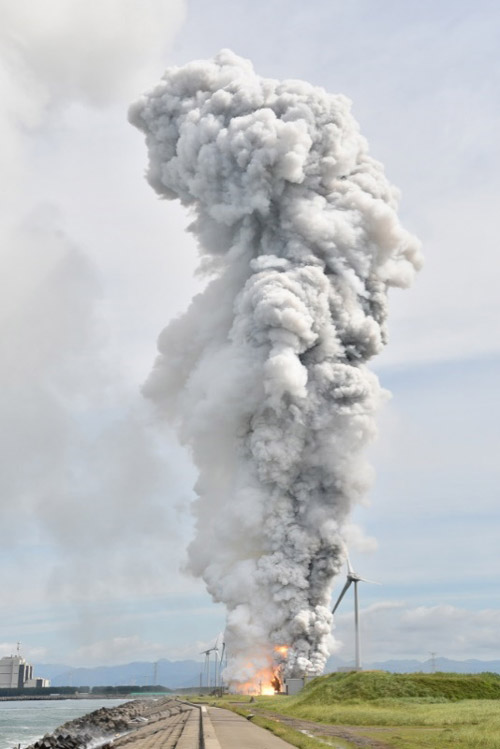 燃焼試験での爆発後、黒煙が高く上がった=14日午前、秋田県能代市(JAXA提供)