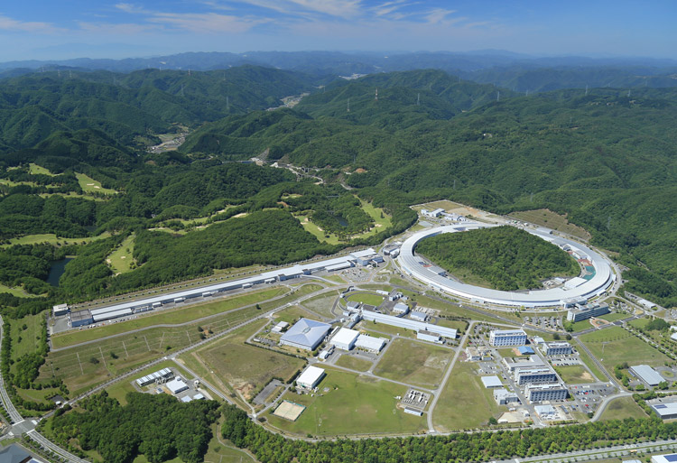 SPring-8(右)は直径500メートルの円形で、SACLAは全長700メートルの直線。空撮写真で見るとそのスケールがよくわかる(理化学研究所放射光科学研究センター提供)