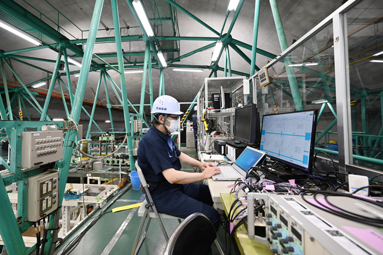 曳引車に乗り込んだスタッフが、さまざまなデータの計測を行う