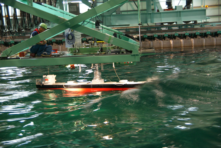 どんな複雑な波でも再現できる実海域再現水槽(海上技術安全研究所提供)