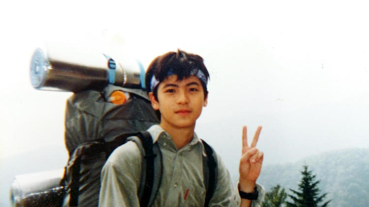 高山でチョウを追っていた中学時代の桝さん(本人提供)