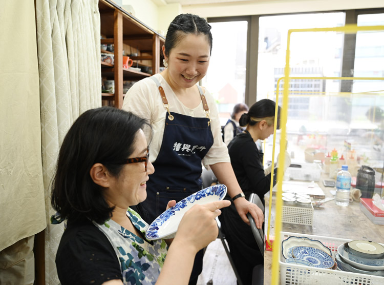 修理する食器の状態などによって金継ぎのやり方は微妙に異なる。受講生と話しながら松田さん(中央)はそれぞれに合った指導をしている