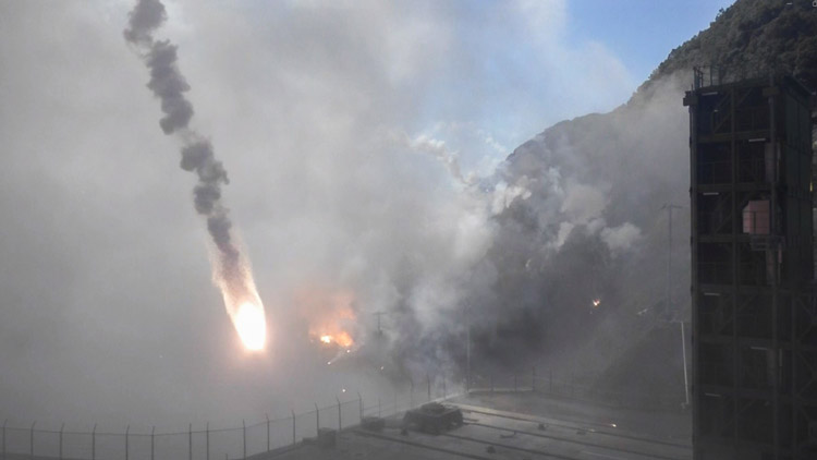 打ち上げ後、間もなく機体が爆発して破片が落下。地上で火災が発生した(スペースポート紀伊周辺地域協議会提供)