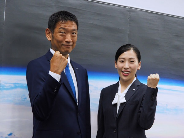 JAXA宇宙飛行士候補として訓練を続ける諏訪理さん(左)と米田あゆさん。月面に立つ飛行士は未定だが、2人は月面活動を視野に選ばれている=昨年7月、東京都千代田区