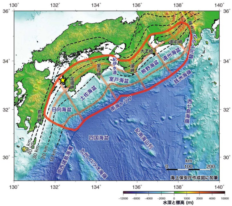 黄色の星印は4月17日深夜に起きた最大震度6弱の震源。赤い線は南海トラフの最大クラスの地震の震源域(地震調査委員会提供)
