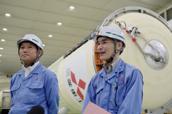 出荷目前のH2A最終50号機を背に感慨を語る、田村氏(左)と穎川氏=先月25日