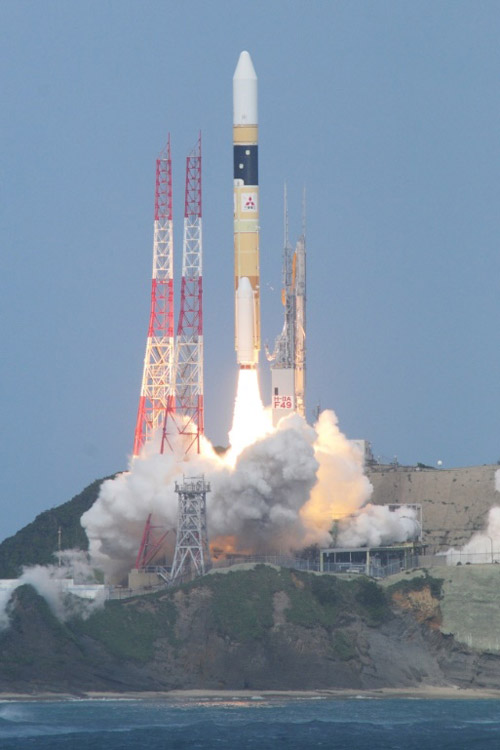 情報収集衛星レーダー8号機を搭載し打ち上げられるH2Aロケット49号機=先月26日、鹿児島県の種子島宇宙センター(三菱重工業提供)