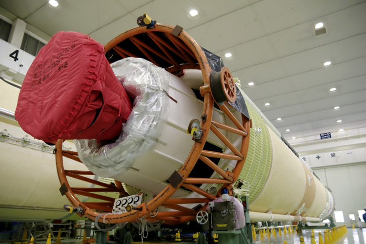 エンジンのノズルなどにカバーが掛けられたH2A第1段の底部。この50号機には固体ロケットブースター2本を取り付けるが、4本にも対応できるよう製造された。そのためエンジン周辺などの形状が、H2Aの基本型とはやや異なる=先月25日