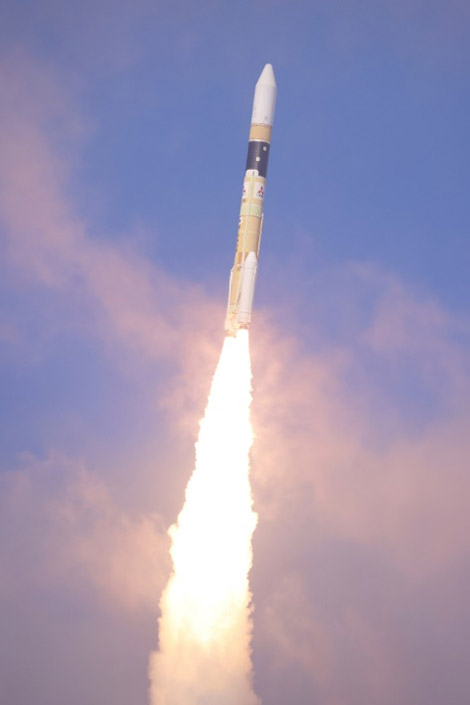 上昇するH2Aロケット49号機=先月26日(三菱重工業提供)