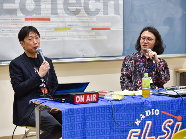 子どもがオーストラリアの学校に通っているという加納さん(写真左)