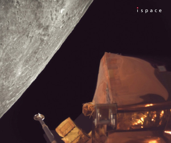 先月16日にレジリエンスが撮影した月。右には機体の一部が写り込んでいる（アイスペース提供）