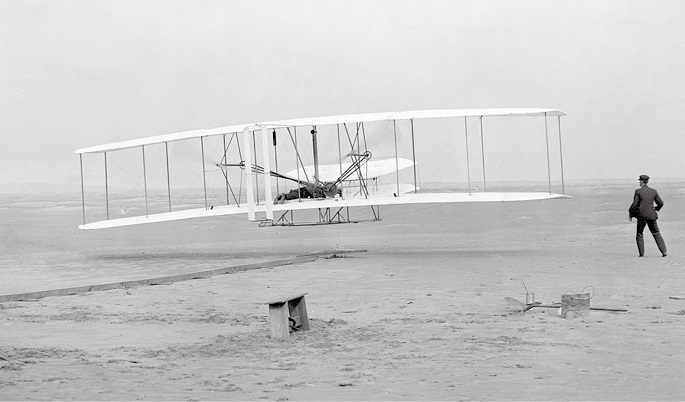 ライト兄弟のフライヤー号(1903) アメリカ・ノースカロライナ州で有人動力飛行に成功。初飛行で約37mを飛んだ。