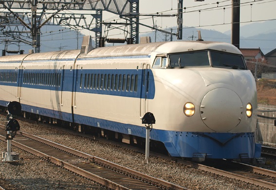 新幹線0系(1964-2008) 当時の国鉄が東海道新幹線のために開発した高速鉄道車両。世界で初めて時速200kmを超える営業運転を実現した。