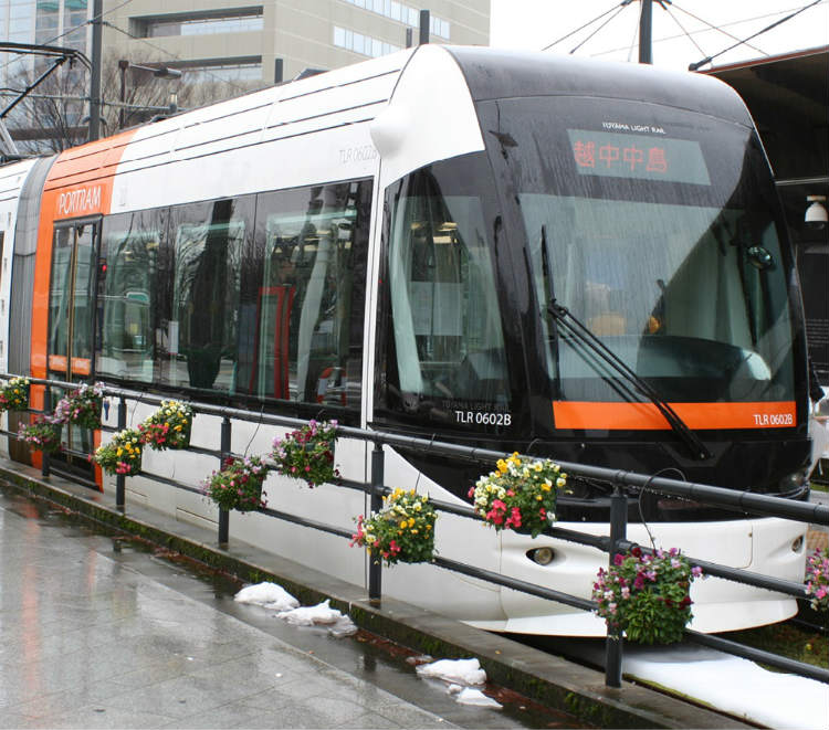 ポートラムの車体のカラーは計7色あり、いずれも富山の豊かな自然を象徴している。