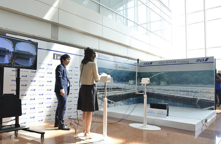 釣り体験の様子。釣り具メーカーや触覚センサー技術を持つ企業とも協力しあう
