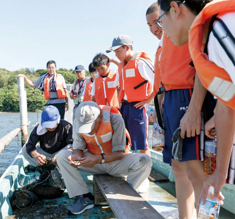 アドバイザーの小島さんとともに猪鼻湖に設置した鉄デバイスの効果を、経過を追いながら確認