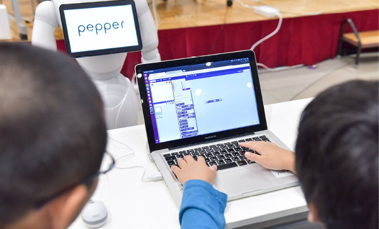Pepperのプログラミングはツール「Robo Blocks」を使用している。 提供/よしもとロボット研究所