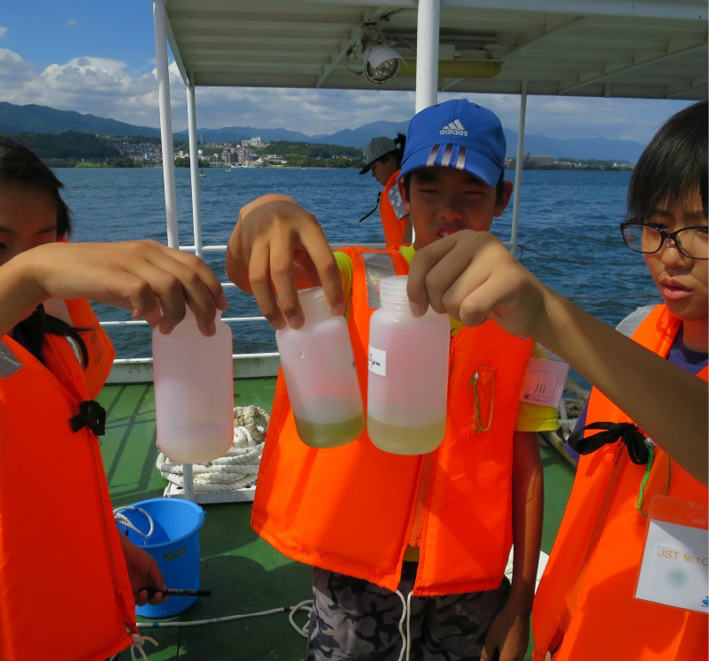 海外の著名な研究者の指導の下で、希少な古代湖びわ湖でのプランクトン調査を行う子どもたち。(提供:認定特定非営利活動法人 びわ湖トラスト)