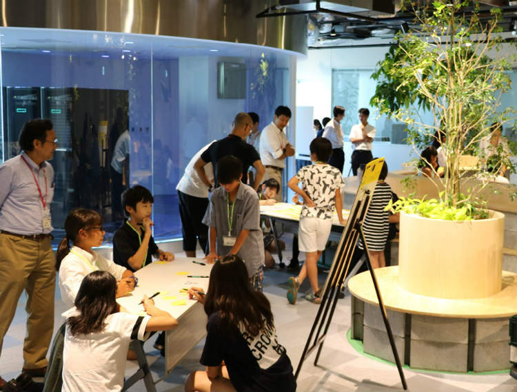 子どもたちはWellBeingをテーマにしたワークショップで活発に意見を出し合う。(提供:慶應義塾大学)