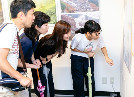 中学生と大学生の子どもの家族は地学で学んだ知識を生かして議論