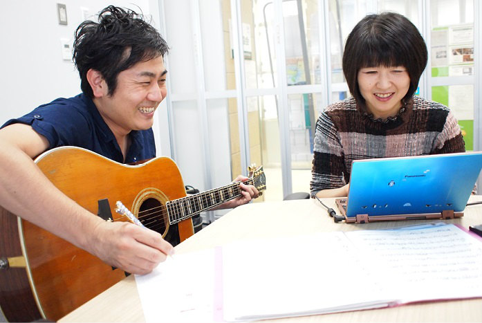 ワライナキの白井大輔さん(左)と、AIを開発した東京都市大学の大谷紀子教授(右) (画像提供:東京都市大学)