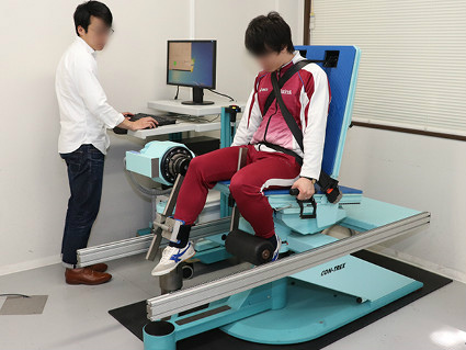 筋力測定を行って、筋特性とパフォーマンスの関連性も細かく分析していく 画像提供:東京大学スポーツバイオメカニクス研究室
