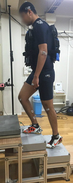 モーションキャプチャーやフォースプレートを使って階段を上るときの動作を解析。スポーツだけでなく日常生活の動作も研究する画像提供:東京大学スポーツバイオメカニクス研究室