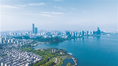 绿意盎然滨水路